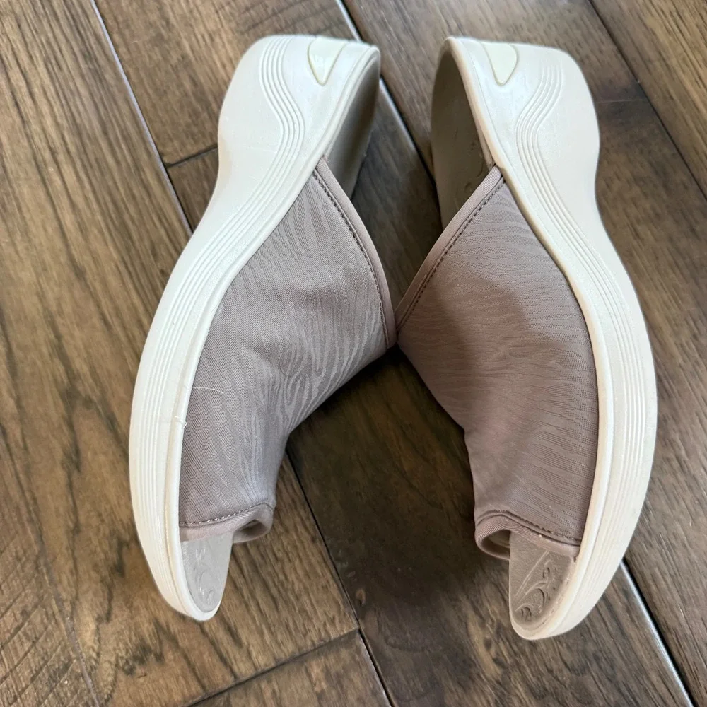 Bzees Deluxe‎ Women 9.5M Taupe Mauve Stretch Fabric Wedge Slide Sandals Comfort
